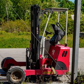 Dış mekânda kırmızı forklift