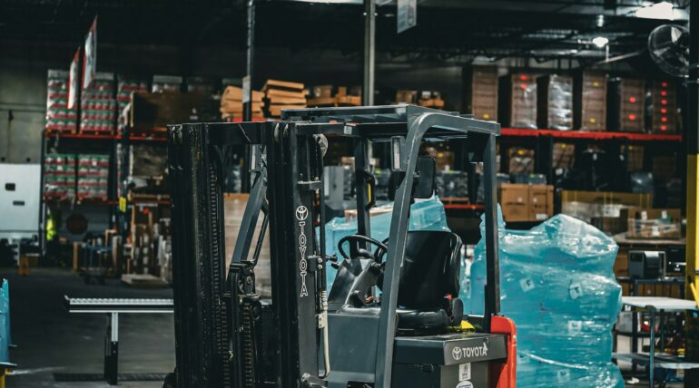 Depoda elektrikli forklift