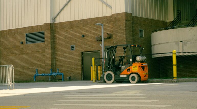 Fabrika sahasında forklift